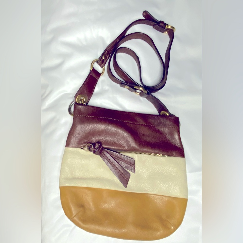 B MAKOWSKY TRI COLOR CROSSBODY BAG